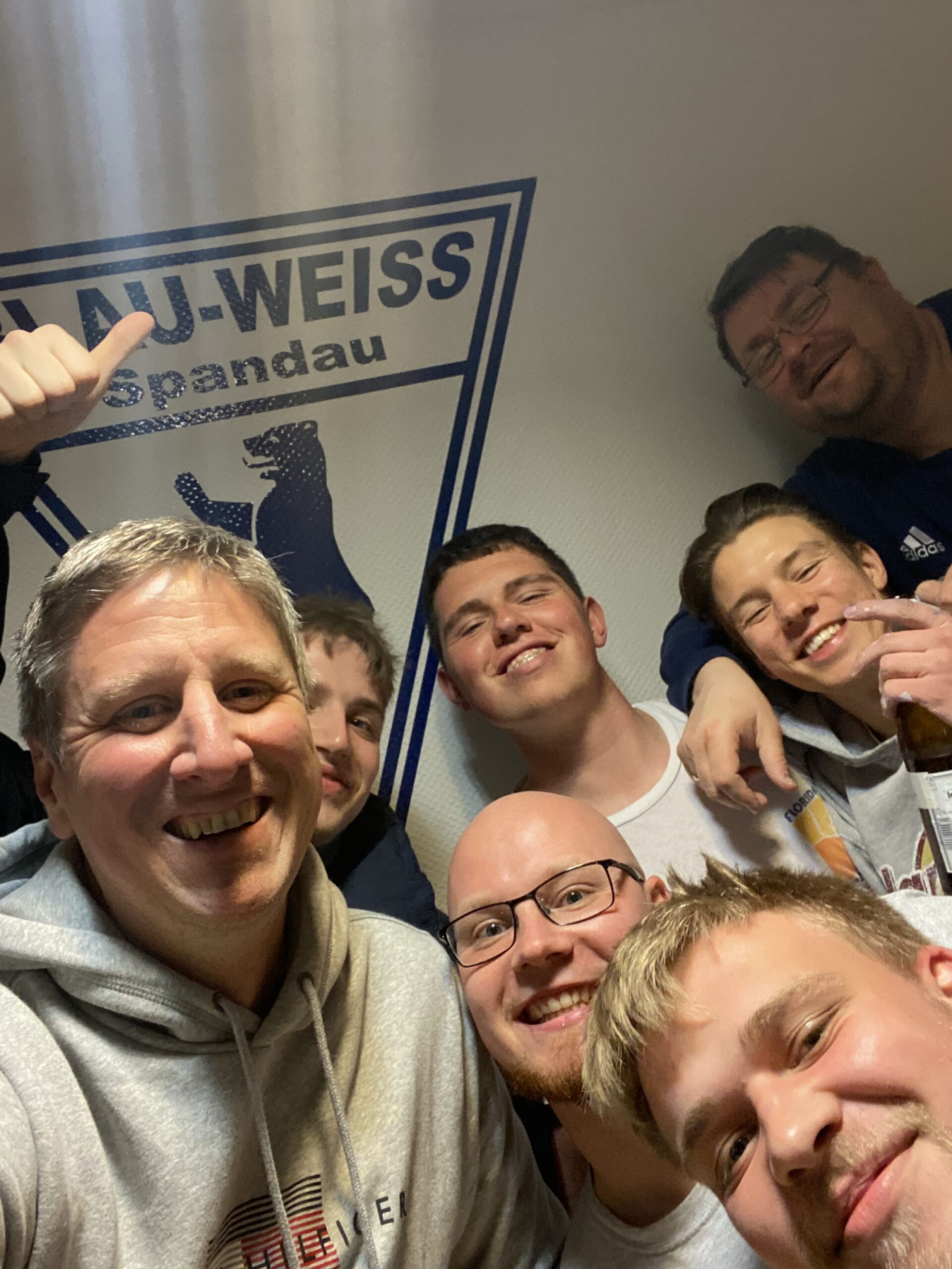 Siegesfeier, alles geschafft, Quelle: Bernd Schuster