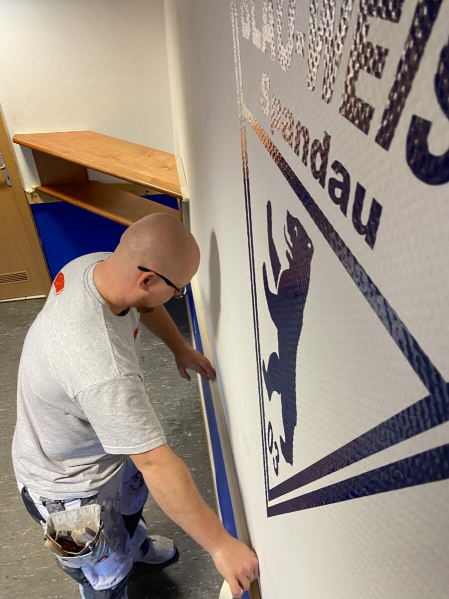 Marcel bei der Arbeit Marcel klebt ab