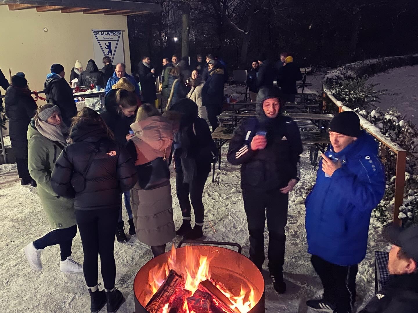 Blau-Weiss vorm Vereinsheim und an der Feuerschale