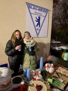 Gute Stimmung auch bei Teilen der anwesenden Damenmannschaft.