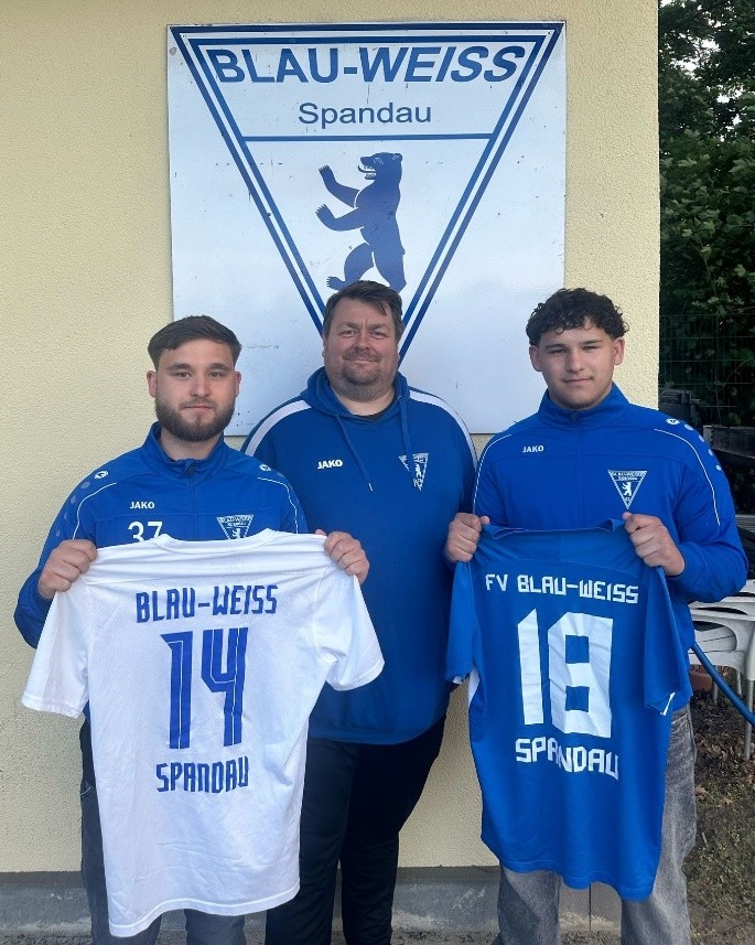 Erik Schumann (links) und Nik Schumann (rechts) gemeinsam mit David Ruby (Mitte), 1. Vorsitzender von Blau-Weiss Spandau 03